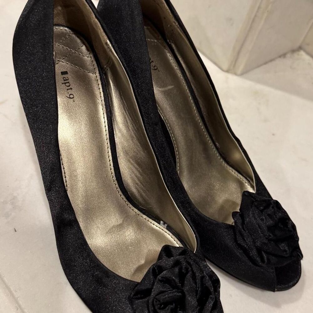 Apt 9 Women's Black Satin Classic Rose Detail High Heels - EUC